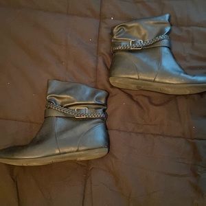 Size 9 1/2 W like-new black booties